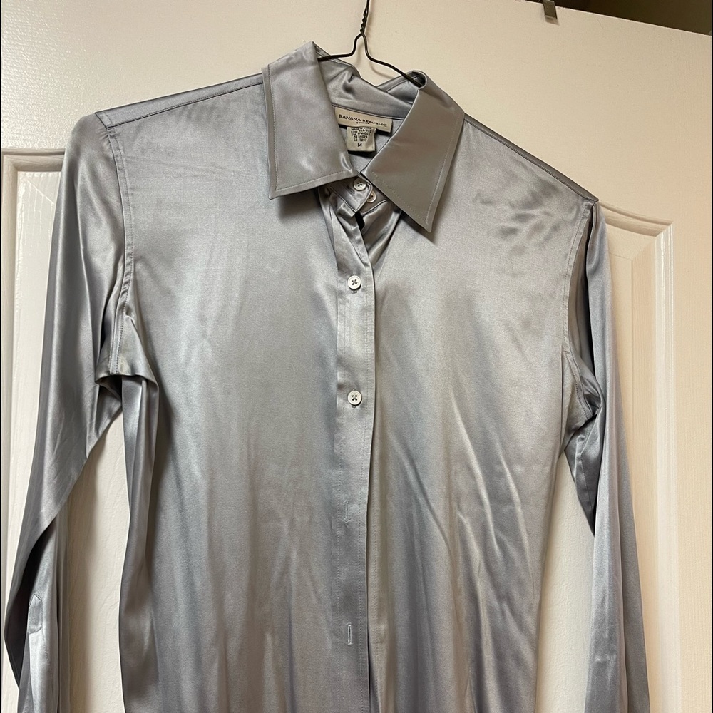 Banana Republic Women’s dress shirt - silver - Size M